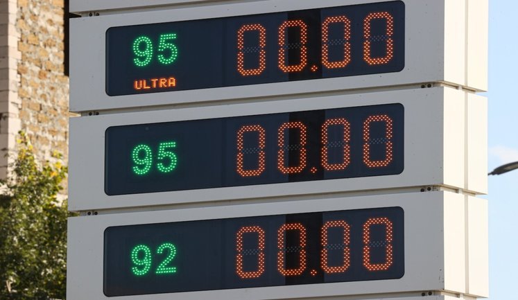 Наслідки ударів українських дронів: Російським НПЗ дозволять підмішувати спирт у бензин