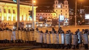 У кількох містах Білорусі ОМОН опустив щити, - ЗМІ