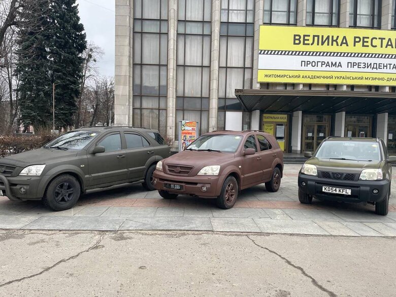 Група українських артистів-волонтерів придбала і передала десантникам з 95-ї бригади 4 автівки 02