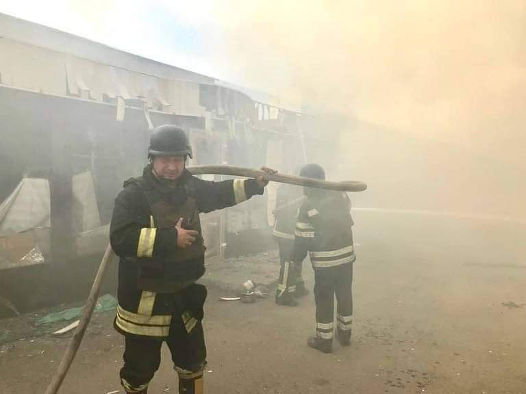 До лікарень країни продовжують доставляти жителів Лисичанська, яких росіяни обстріляли касетними снарядами в черзі по воду, - Гайдай 04