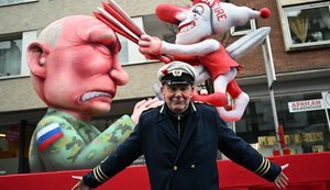 Суд РФ заочно "засудив" німецького скульптора за сатиру на Путіна й патріарха Кирила