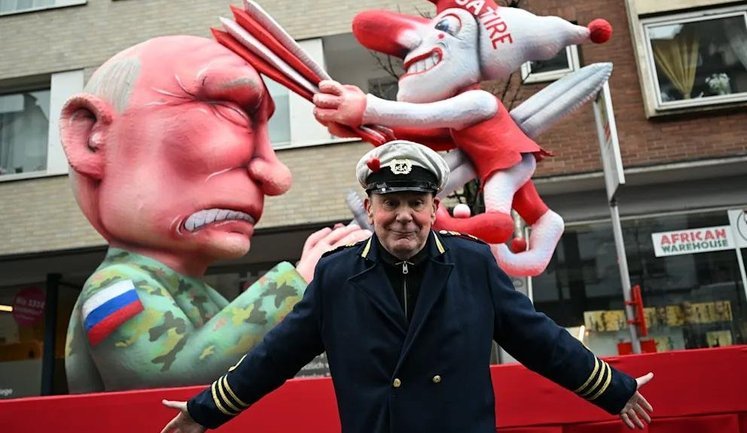 Суд РФ заочно "засудив" німецького скульптора за сатиру на Путіна й патріарха Кирила