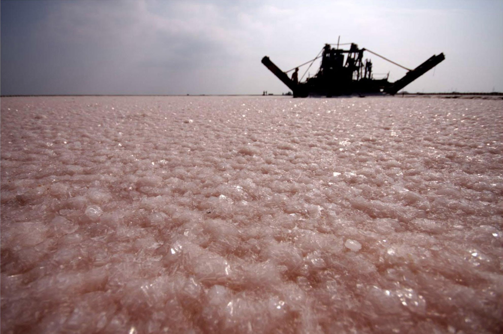Добыча соли методом выпаривания. Соль сасык сиваш. Соляной комбайн баскунчак. Озеро сасык сиваш добыча соли. Соль добыча море.