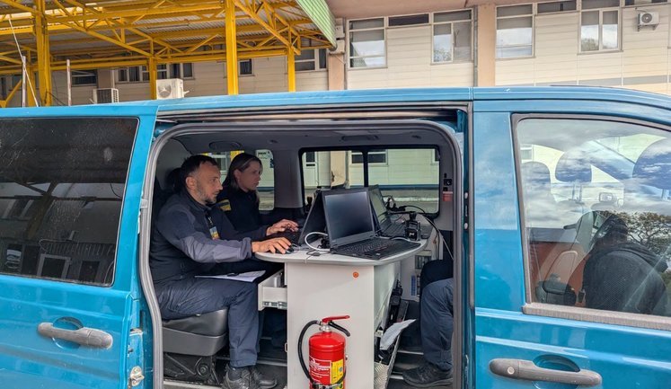 Митний контроль під час блекаутів: на Закарпатті запустили першу мобільну митницю. ФОТО