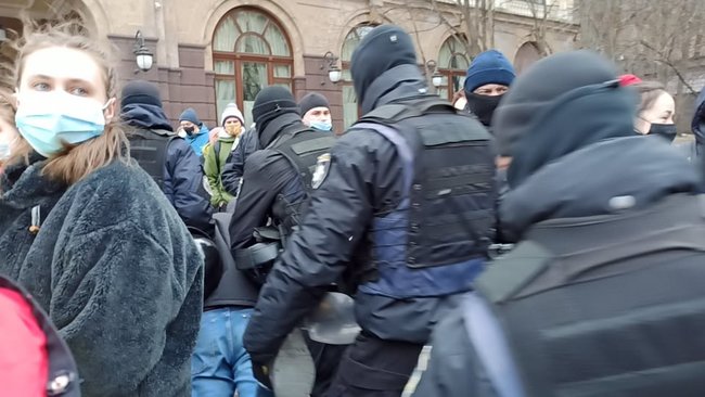 На Марше женщин* в Киеве задержали двух человек 05