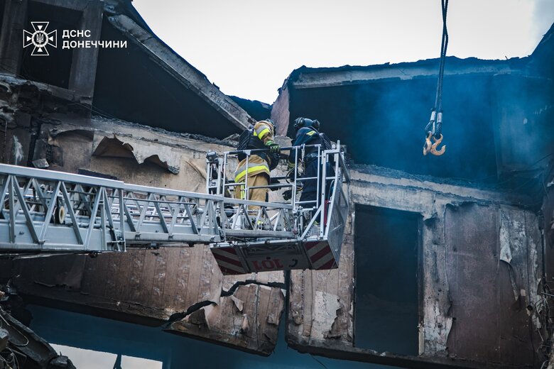 Russian strike on a five-storey building in Bilozerske