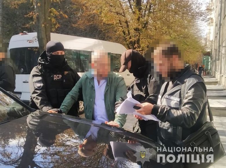 Поліцейські затримали учасника міжнародної шахрайської схеми з інвестиціями: сума завданих громадянам збитків - 10 млн євро 05