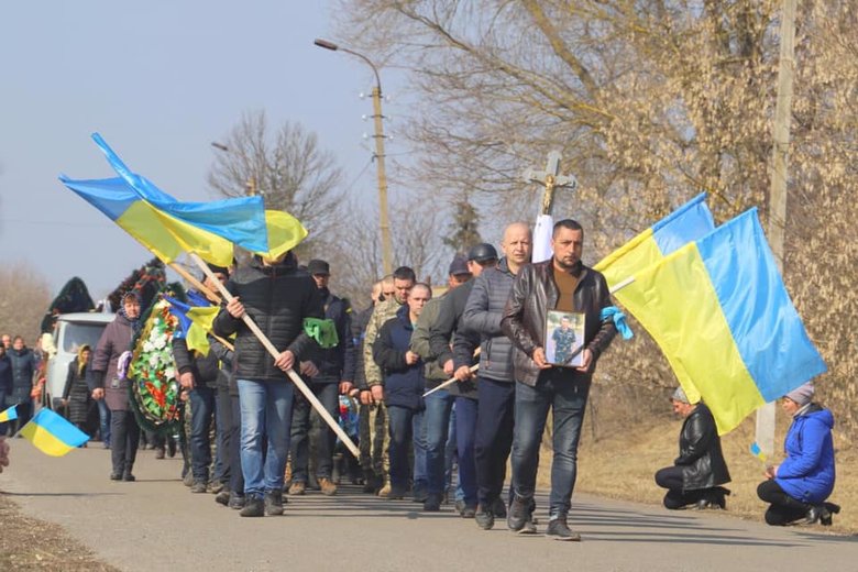Жителі Чернігівщини на колінах провели в останню путь загиблого воїна ЗСУ Віталія Скорика, який повернувся боронити Україну з Чехії 03