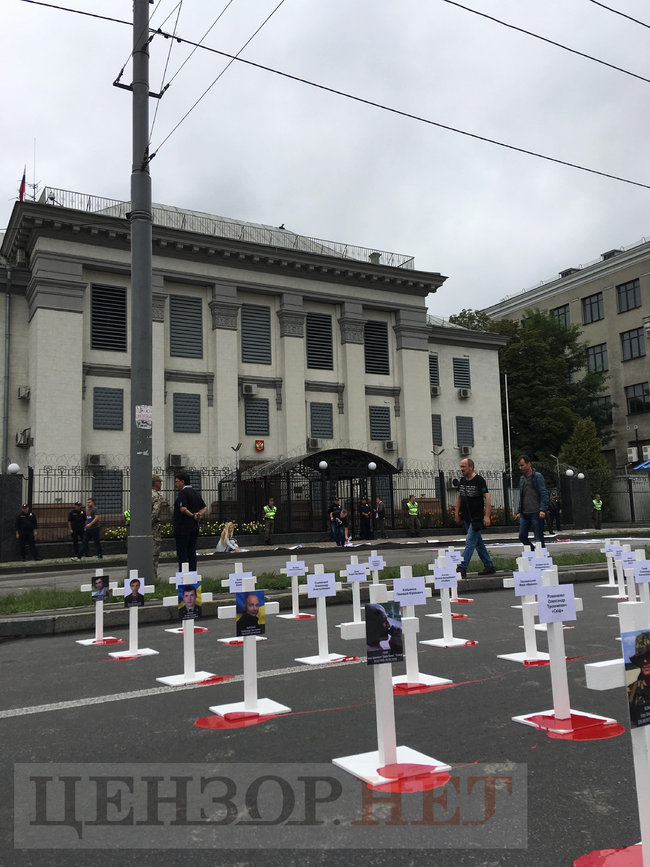 Путін, за Іловайськ відповіси! - під посольством РФ у Києві відбулася акція з вимогою притягнути до відповідальності президента РФ за вбивство українських воїнів 05