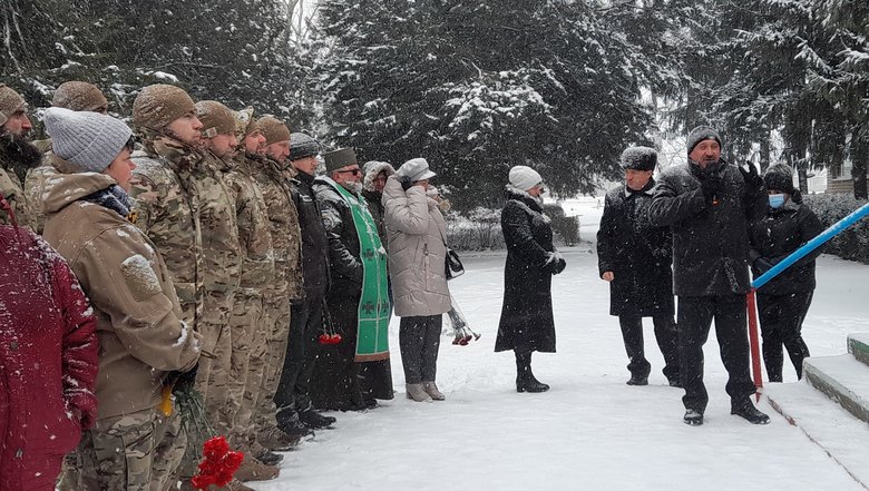 Меморіальну дошку воїну Азова Едуарду Шахову, вбитому російським снайпером на Донбасі, відкрили на Херсонщині 13