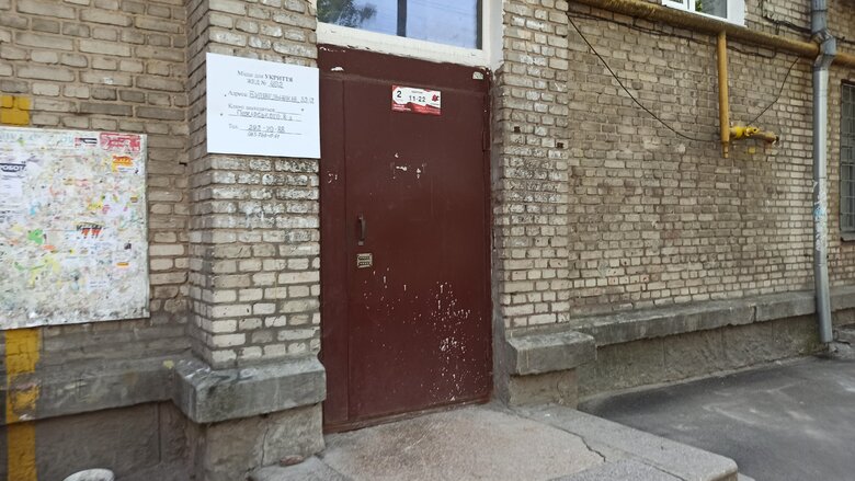 Зачинені двері, кодові замки та записки з телефонними номерами: як потрапити до укриттів у Києві 08