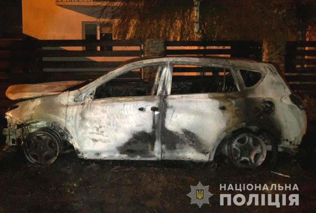 Автомобіль Toyota RAV4 секретаря Рівненської міськради спалили, - поліція 02