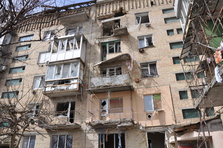 Розбомблені будинки, школа, бібліотека, вирви на дорогах та потрощені автомобілі: наслідки російської окупації в Макарові 19
