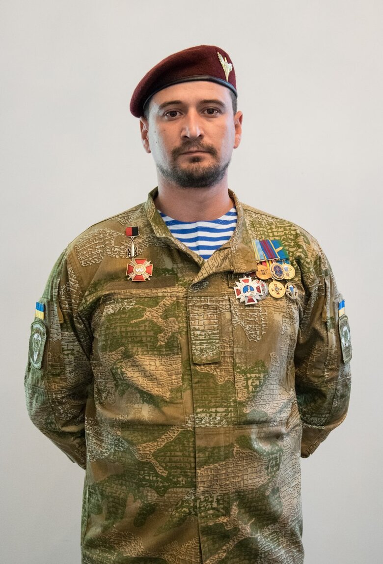 Головний патрульний Херсонської області Іван Базаренко, позивний Хірург: Командування дивувалося: на аеродромі Кульбакине патрульний поліцейський командує військовими 12 Головний патрульний Херсонської області Іван Базаренко, позивний Хірург: Командування дивувалося: на аеродромі Кульбакине патрульний поліцейський командує військовими 12