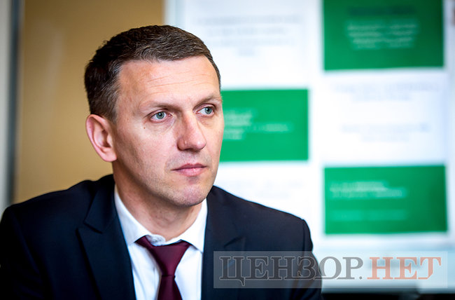 Директор Держбюро розслідувань Роман Труба: Яка була б реакція, якби дружині директора ФБР, яка живе з двома малолітніми дітьми, дзвонили протягом дня, погрожували? Дзвонили вночі… 01