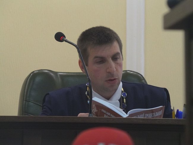 Корупціонер на смітті: под ВАКС проходит акция против Садового 13