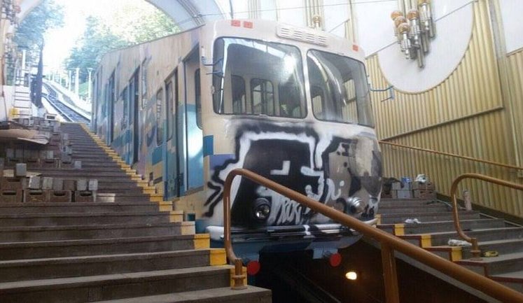 Вандали розмалювали київський фунікулер. ФОТОрепортаж