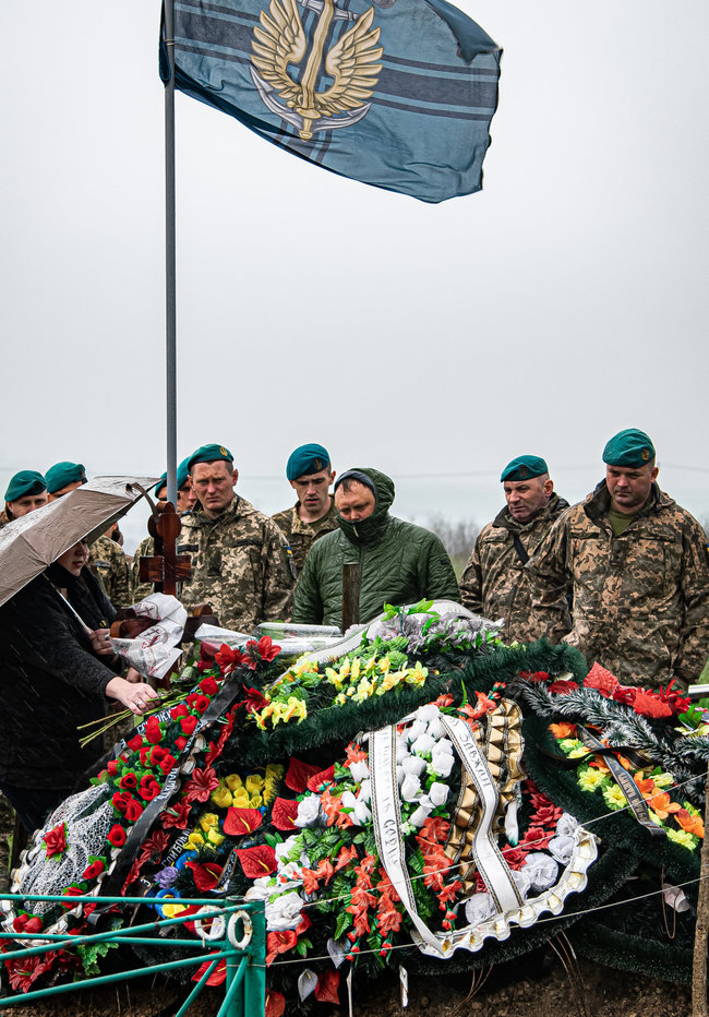 Меморіальну дошку морпіху 36-ї ОБрМП Михайлу Старостіну відкрили на Херсонщині 13