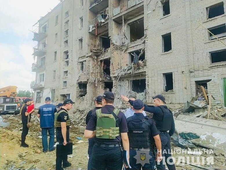 В Вознесенске полицейские документируют последствия вражеского обстрела, повреждены многоэтажки и частные дома 02