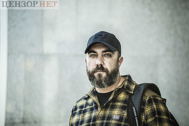 Начальник звязку батальйону Олексій Петров: Якщо сюди прийдуть проросійські сили, я нікуди не поїду. Візьму бронежилет, каску і вийду на Майдан 02