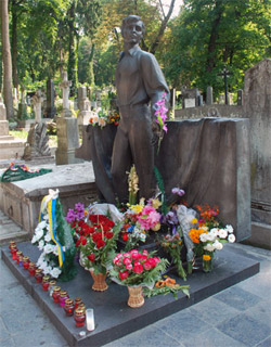 Памятник Ивасюку на кладбище во Львове