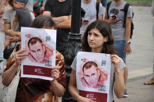 Save Oleg Sentsov: активісти в масках Сенцова, Трампа, Меркель і Путіна організували перфоманс на Майдані 03 Save Oleg Sentsov: активісти в масках Сенцова, Трампа, Меркель і Путіна організували перфоманс на Майдані 03