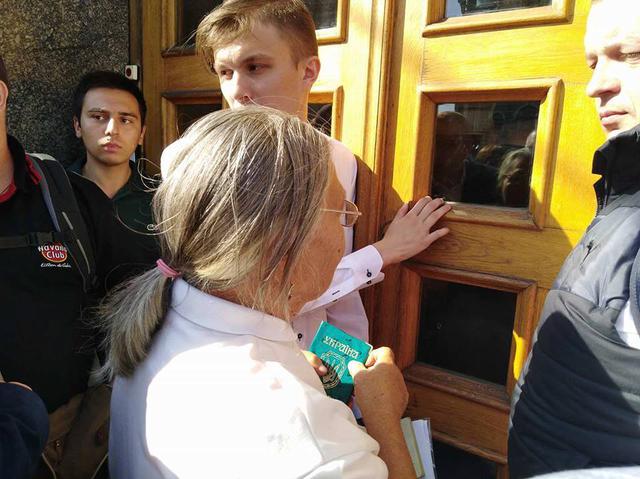 Фракцію Самопомочі не пустили на сесію міськради Харкова 02 Фракцію Самопомочі не пустили на сесію міськради Харкова 02