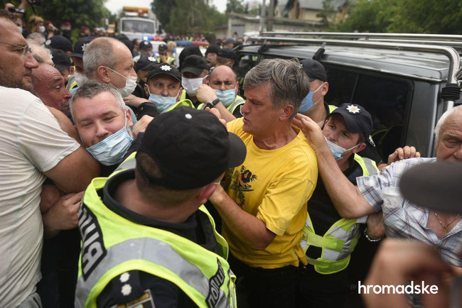 Жители Русановских садов не пустили технику на строительство Подольско-Воскресенского моста в Киеве 01