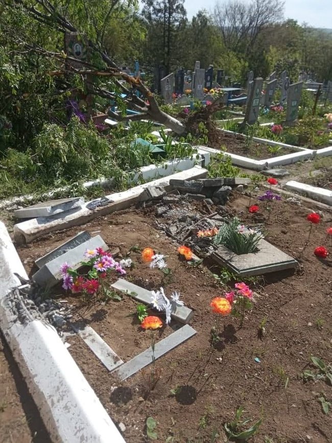 Терористи на окупованій Луганщині військовою технікою проїхалися кладовищем, знищивши десятки могил 03