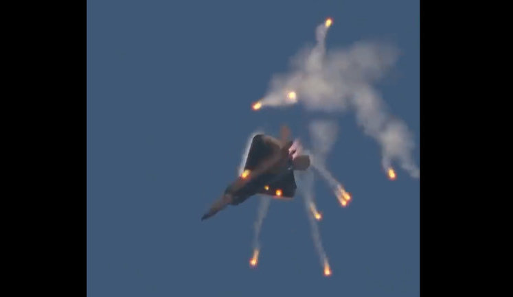 Этого не умеет ни один российский самолет: Воздушный дрифт на F-22 Raptor ВВС США. ВИДЕО