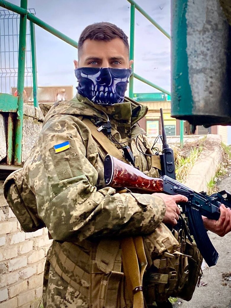 Позивний Армані: Ми у Бахмуті бачили, як вночі діти гріються біля діжок з вогнищем та з батьками готують їжу. Там реально картина, як із якогось фільму жахів 07