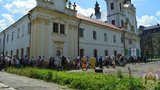 Переплутали чиновників із "Правим сектором": поліція пояснила, що церкву на Івано-Франківщині ніхто не захоплював. ФОТО