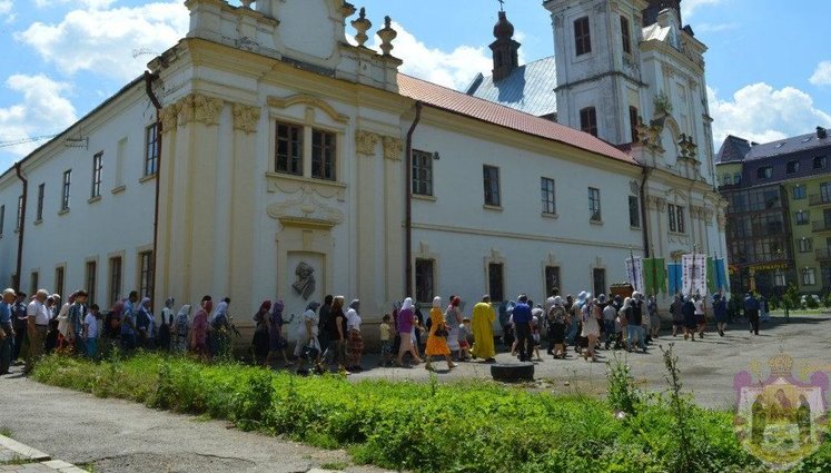 Переплутали чиновників із "Правим сектором": поліція пояснила, що церкву на Івано-Франківщині ніхто не захоплював. ФОТО