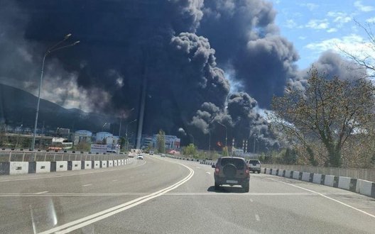 Подвійний удар ЗСУ по НПЗ в російському Туапсе: спалахнула масштабна пожежа. СУПУТНИКОВЕ ФОТО