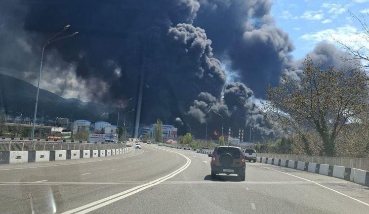 Подвійний удар ЗСУ по НПЗ в російському Туапсе: спалахнула масштабна пожежа. СУПУТНИКОВЕ ФОТО