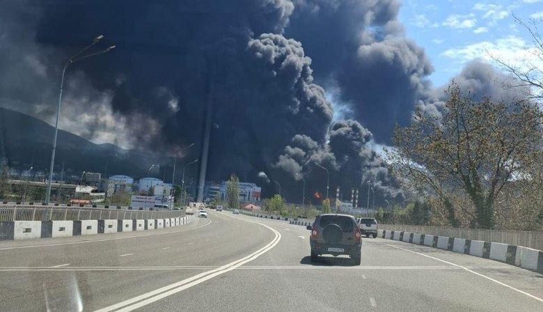 Подвійний удар ЗСУ по НПЗ в російському Туапсе: спалахнула масштабна пожежа. СУПУТНИКОВЕ ФОТО