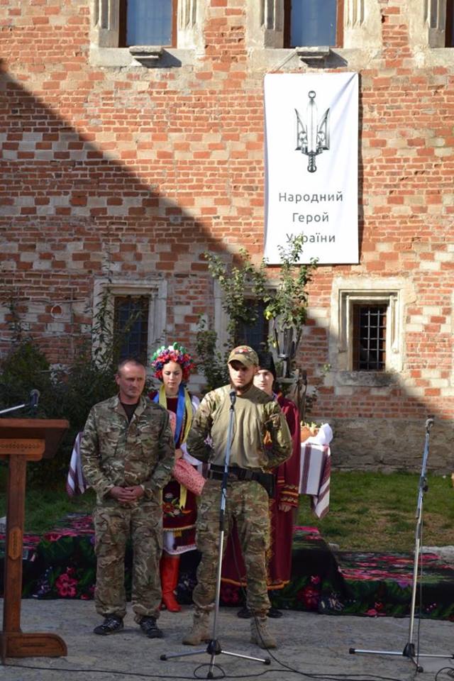 Народний герой України в Хотині: шість недержавних нагород вручили у дворі старовинної фортеці на Буковині 10