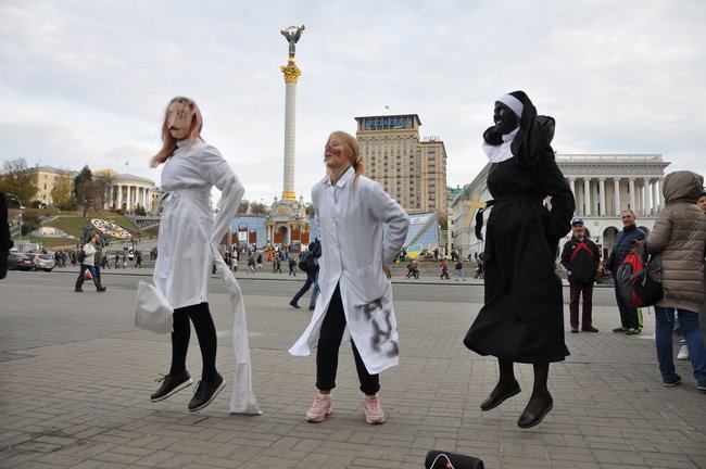Парад зомби прошел в центре Киева 28