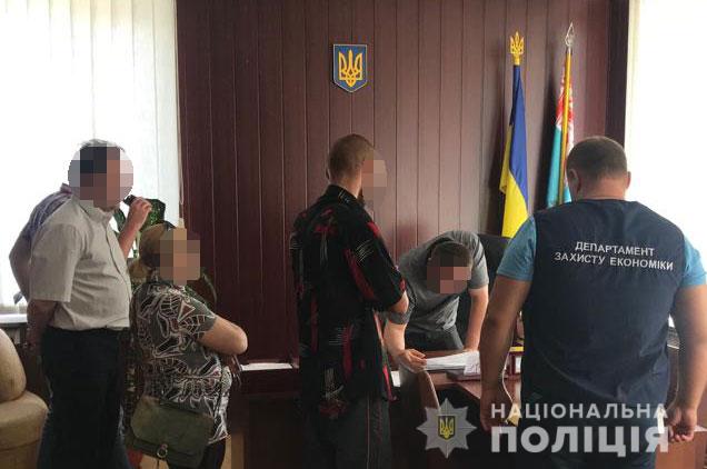 Глава РДА упіймався на хабарі 65 тисяч на Сумщині під час вирішення земельних питань, - Нацполіція 02