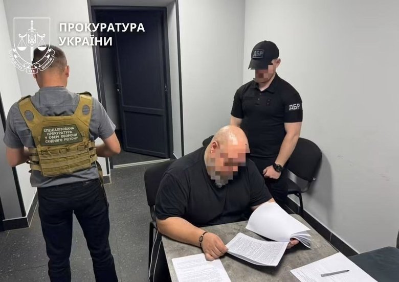 Посадовців медслужби та військовослужбовицю підозрюють у незаконному отриманні бойових виплат