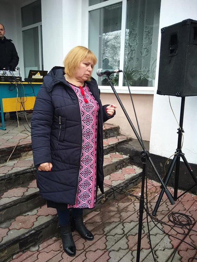 Мемориальные доски погибшим в зоне АТО воинам Сергею Ткачуку, Виктору Войцеховскому и Олегу Бурцу открыли на фасаде школы в Пятихатках на Днепропетровщине 09