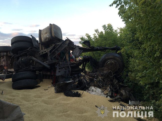 В результате столкновения двух грузовиков в Одесской области погибли три человека 01