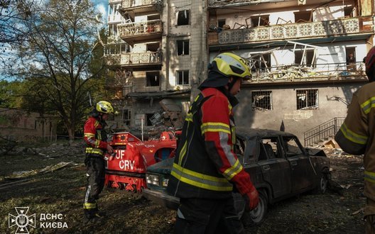 Триває ліквідація наслідків балістичної атаки РФ на Київ: поранених вже 15. ФОТОрепортаж