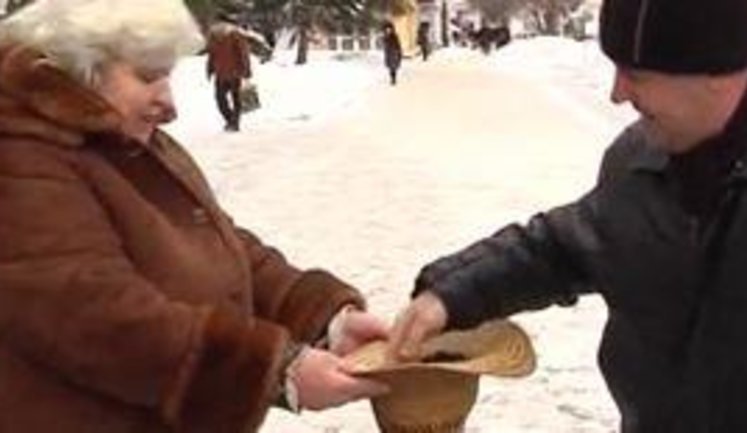 "Азаров с барского плеча положил 894 грн пенсии", - в Луганске ликвидатор с женой собирались себя сжечь. ВИДЕО