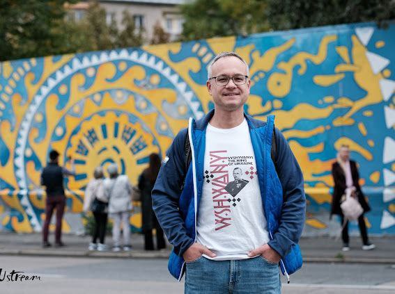 У Відні з’явився мурал Українське сонце 03