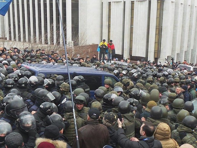 Supporters release Saakashvili from paddy wagon 02