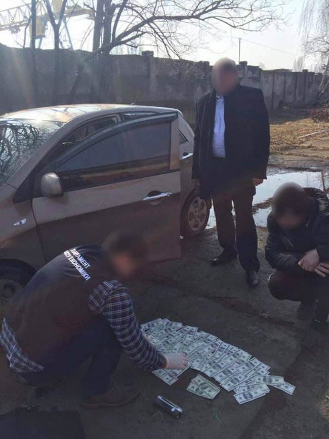 Менеджера одесского филиала "Укрзализныци" задержали на взятке 01