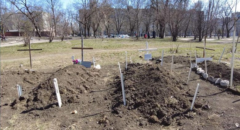 Цивільних жертв російської агресії у Маріуполі ховають на дитячих майданчиках 03