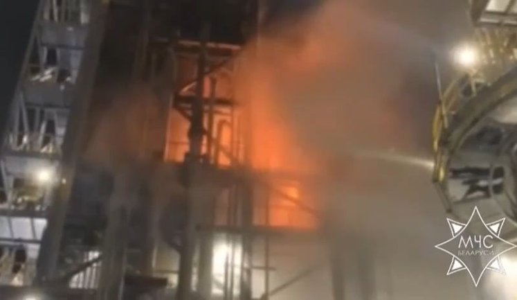 Пожежа на білоруському НПЗ "Нафтан": горіла установка переробки дизелю. ВIДЕО