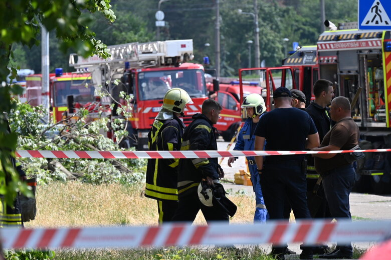 Рятувальники розбирають завали в будинку в Києві, де вибухнув газ 10